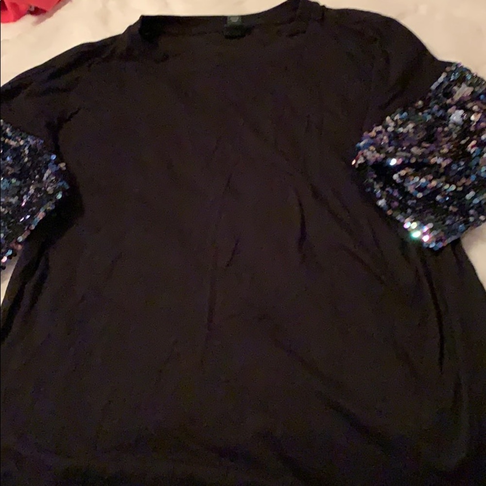 Short sleeve shirt with sequence on sleeves